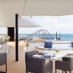 Impresionante terraza con piscina en el crucero Evrima.