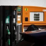 Una conductora realiza un repostaje en una gasolinera