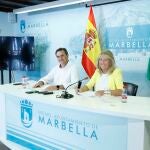 La alcaldesa de Marbella, Ángeles Muñoz, junto al edil de Hacienda, Félix Romero. AYUNTAMIENTO DE MARBELLA