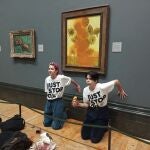 Dos activistas de Just Stop Oil, tras lanzar sopa de tomate a un cuadro de Vang Gogh