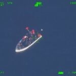 Imagen de la patera rescatada captada desde el aire. SASEMAR