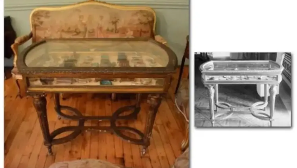 Mesa vitrina en madera tallada y dorada, de mediados del siglo XIX, que formó parte de la Sala de Música de la Reina Victoria Eugenia en el Palacio Real de Madrid