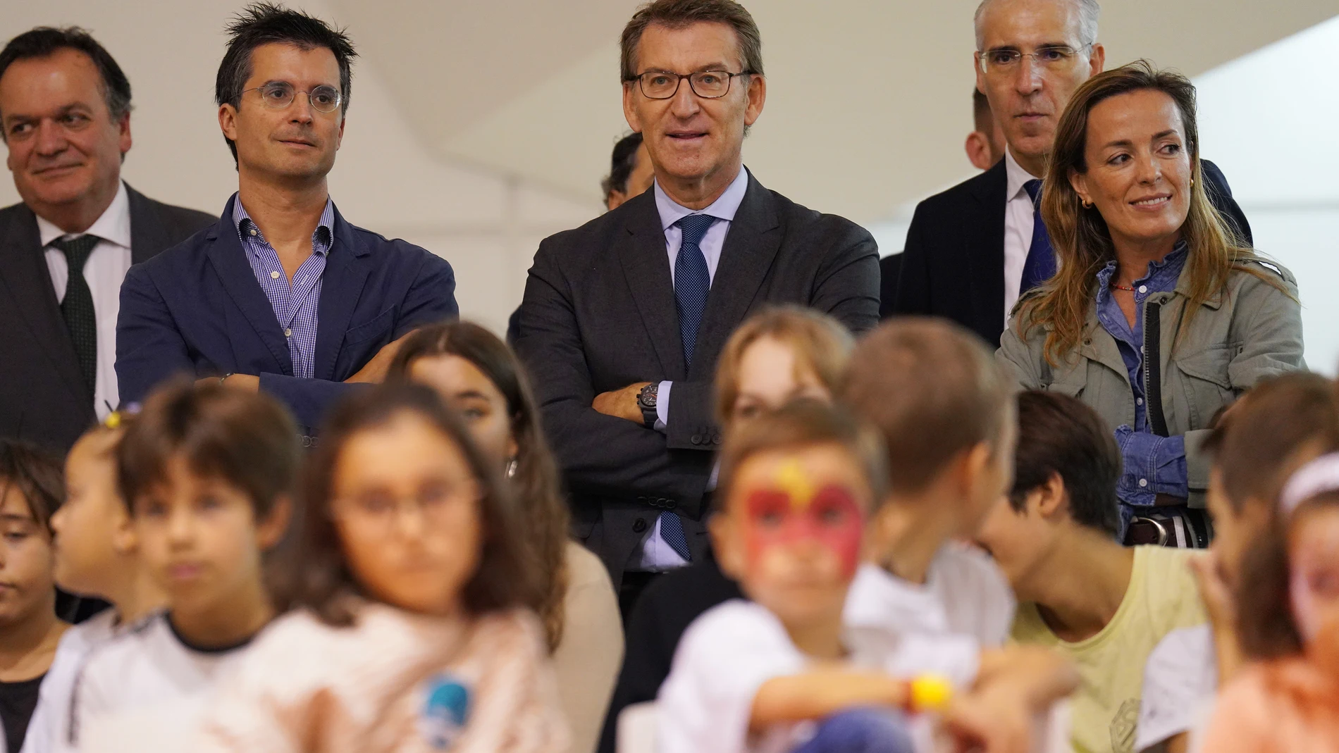El presidente del Partido Popular (PP), Alberto Núñez Feijóo (c), participa junto al candidato del PP al ayuntamiento de Santiago, Borja Verea (2i), y al vicepresidente de la Xunta, Francisco Conde (2d), en el XIII Congreso Nacional de Familias Numerosas