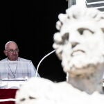 El Papa Francisco dirige el tradicional rezo dominical del Ángelus desde la ventana de su oficina con vistas a la Plaza de San Pedro