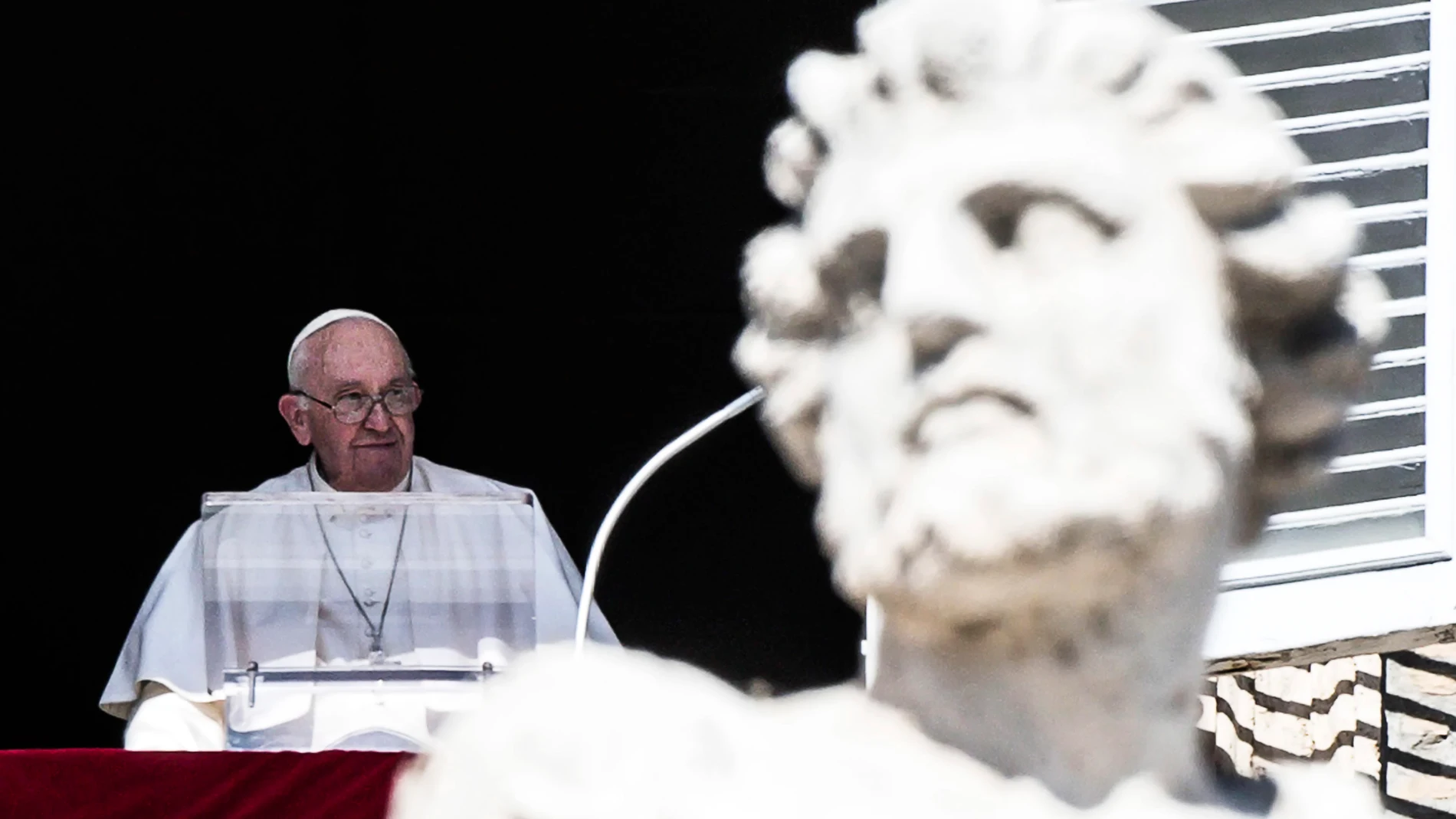 El Papa Francisco dirige el tradicional rezo dominical del Ángelus desde la ventana de su oficina con vistas a la Plaza de San Pedro