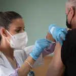 Una enfermera vacuna a un hombre contra la gripe y la covid en Andalucía el año pasado