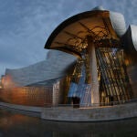 El museo Guggenheim de Bilbao, obra del arquitecto Frank Gehry donde se conmemora el aniversario de la obra que creó hace 25 años. El artista canadiense se ha desplazado hasta la capital vizcaína para asistir a los actos del 25 aniversario de una de sus obras emblemáticas, inaugurada el 18 de octubre de 1997, en la que este martes será presentada la exposición "Secciones/Intersecciones. 25 Años de la Colección del Museo", que ocupa todas las salas del centro. EFE/Luis Tejido