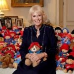La reina consorte con los mil Paddington que va a donar