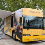 Vista por fuera de un autobús informativo del Ingreso Mínimo Vital, en la sede del Ministerio, a 17 de octubre de 2022, en Madrid (España). El autobús recorrerá toda España con anuncios publicitarios sobre el Ingreso Mínimo Vital. Junto al autobús, otra de las nuevas vías de acercamiento se desplegará a través de uno de los ‘itinerarios de inclusión’ que la Seguridad Social está desarrollando para mejorar y analizar el IMV en un proyecto de colaboración con organizaciones sociales especializadas en pobreza. En 2023, el Gobierno pretende alcanzar con el ingreso mínimo vital (IMV) a unos 140.000 nuevos hogares.17 OCTUBRE 2022;MADRID;ESCRIVÁ;INGRESO MÍNIMO VITAL;SEGURIDAD SOCIAL;PIXELADAMarta Fernández Jara / Europa Press17/10/2022