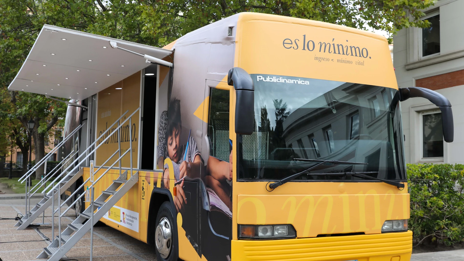 Vista por fuera de un autobús informativo del Ingreso Mínimo Vital, en la sede del Ministerio, a 17 de octubre de 2022, en Madrid (España). El autobús recorrerá toda España con anuncios publicitarios sobre el Ingreso Mínimo Vital. Junto al autobús, otra de las nuevas vías de acercamiento se desplegará a través de uno de los ‘itinerarios de inclusión’ que la Seguridad Social está desarrollando para mejorar y analizar el IMV en un proyecto de colaboración con organizaciones sociales especializadas en pobreza. En 2023, el Gobierno pretende alcanzar con el ingreso mínimo vital (IMV) a unos 140.000 nuevos hogares.17 OCTUBRE 2022;MADRID;ESCRIVÁ;INGRESO MÍNIMO VITAL;SEGURIDAD SOCIAL;PIXELADAMarta Fernández Jara / Europa Press17/10/2022