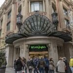 Los turistas disfrutan de las compras en la tienda El Corte Inglés de Barcelona. Portal de l'angel