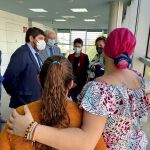 El presidente de la Comunidad, Fernando López Miras, en una visita a la sede de la Asociación Española contra el Cáncer (Aecc) de la Región