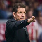 Simeone da indicaciones desde la banda