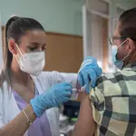 Una enfermera vacuna a un hombre contra la gripe y la covid. A 17 de octubre de 2022, en Sevilla (Andalucía).