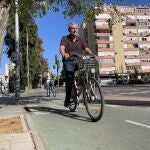 José Luis Sanz circulando por el carril bici. PP