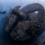 Un buzo explora la popa del Thostlegorm, provista de un cañon antiaéreo.