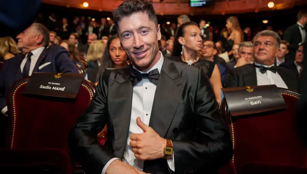 Lewandowski muestra su Casio en la gala del Balón de Oro