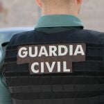 Agente de la Guardia Civil de espaldas.
