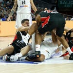 Tavares intenta hacerse con el balón en presencia de tres jugadores del Olympiacos