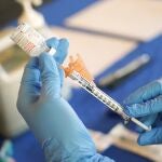 Un sanitario prepara una vacuna contra la Covid-19