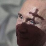 El presidente ruso, Putin, en la misa de Pascua Ortodoxa oficiada por el patriarca de la Iglesia Ortodoxa Rusa, Kiril, en la catedral de Cristo Salvador en Moscú, en abril de 2015