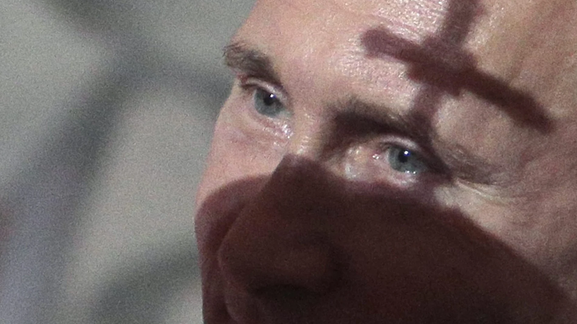 El presidente ruso, Putin, en la misa de Pascua Ortodoxa oficiada por el patriarca de la Iglesia Ortodoxa Rusa, Kiril, en la catedral de Cristo Salvador en Moscú, en abril de 2015