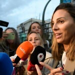 Irene Rosales atiende a los medios en la puerta del Hospital Virgen del Rocío de Sevilla