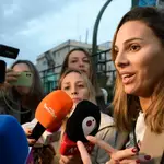 Irene Rosales atiende a los medios en la puerta del Hospital Virgen del Rocío de Sevilla