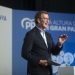 GRAFCAT2337 BARCELONA 21/10/2022.- El presidente del PP, Alberto Nuñez Feijóo durante su intervención hoy en Barcelona en la primera de las convenciones sectoriales del partido "Medidas frente a la ocupación, a la altura de un gran país", las cuales se celebrarán en las comunidades autónomas, dedicadas a las ocupaciones ilegales. EFE/Marta Perez