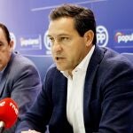 El portavoz del Grupo Parlamentario Popular de las Cortes de Castilla y León, Raúl de la Hoz, atiende a la prensa, en la imagen junto a Benito Serrano