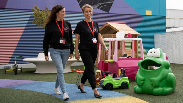 María López y Nuria Ferrer en el Hospital La Paz de Madrid, uno de los ocho con los que colaboran en la capital