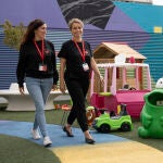 María López y Nuria Ferrer en el Hospital La Paz de Madrid, uno de los ocho con los que colaboran en la capital