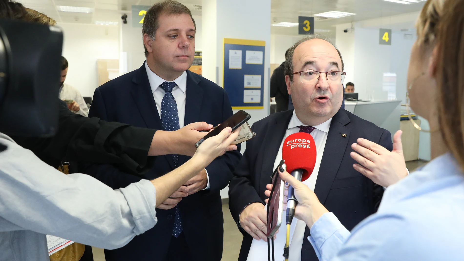 El ministro de Cultura y Deporte, Miquel Iceta, durante su visita a la oficina de Correos de la calle Guzmán el Bueno, Madrid
