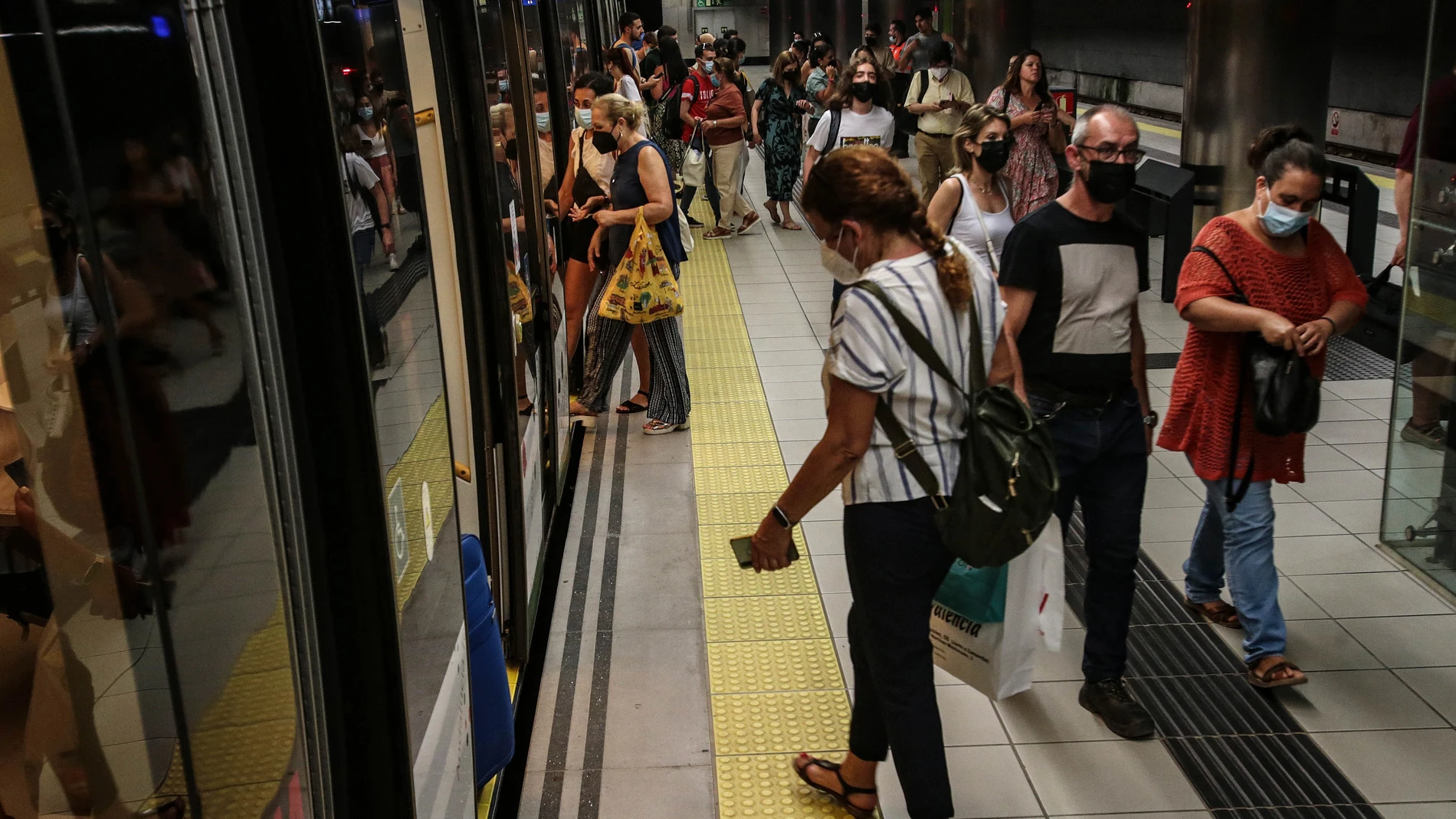 Usuarios del metro de Málaga en una imagen de archivo. JUNTA