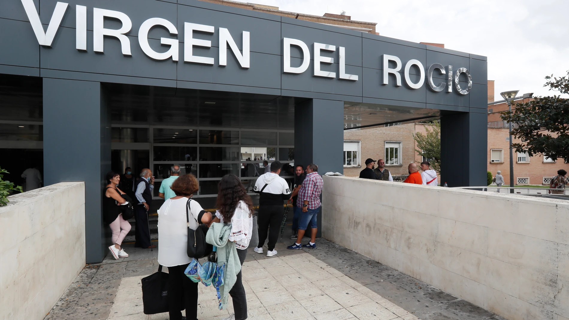 Entrada del hospital Virgen del Rocío de Sevilla