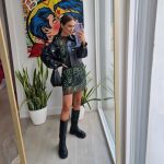 Paula Echevarr&iacute;a con minivestido y botas altas de Mango