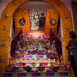 Casa de México se prepara para su fecha más especial, la temporada de muertos 2022, celebrando la quinta edición del Mega altar de muertos 2022 y un programa de actividades para toda la familia con el objetivo de trasladar la cultura y tradición mexicana al público y honrar a los seres queridos que han fallecido.Como pieza central del altar está "El venado herido", una obra en papel maché del maestro artesano Wido Ramírez que se inspira en El venado herido (1945) de Frida Kahlo, donde muestra un venado antropomorfo con rostro de Frida y cuerpo de venado (ciervo) herido con flechas