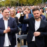 El candidato por Santa Coloma Gabriel Rufián (d), junto al presidente de ERC Oriol Junqueras (i)