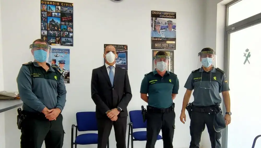 Entrega de pantallas protectoras ante el Covid-19 a agentes de la Benemérita