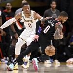 Russell Westbrook intenta detener a Damian Lillard en la victoria de los Blazers en Los Ángeles