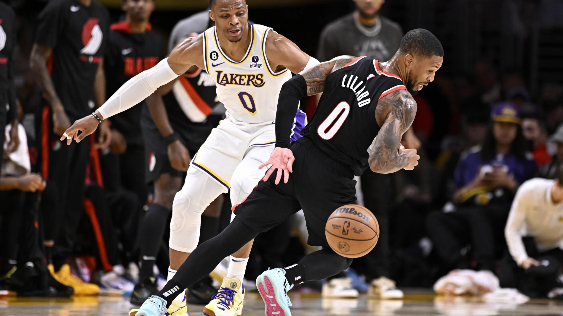 Russell Westbrook intenta detener a Damian Lillard en la victoria de los Blazers en Los Ángeles