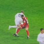 La dura entrada de Papu Gómez a Fede Valverde.