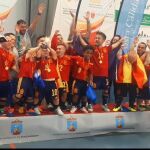 La selección con el trofeo