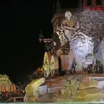 Vista de la fuente de La Cibeles de Madrid, próxima a la Puerta de Alcalá (al fondo), ambas iluminadas con las luces de Navidad