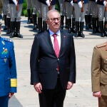 El ministro de Defensa rumano Vasile Dincu (en el centro) durante un homenaje militar
