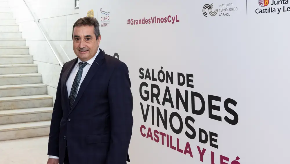 El director general del Instituto Tecnológico Agrario de Castilla y León (Itacyl), Rafael Sáez, visita el Salón de los Grandes Vinos de Castilla y León