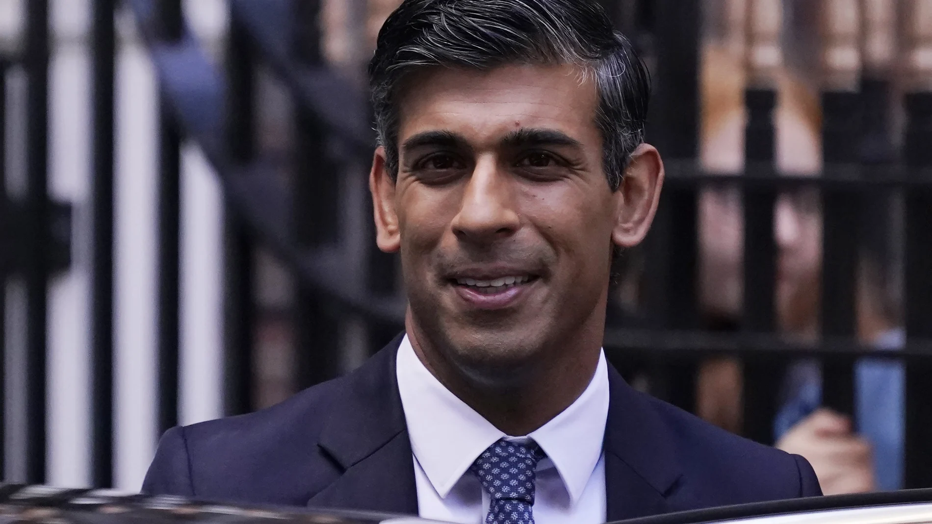 Rishi Sunak abandona la sede del Partido Conservador británico ayer en Londres