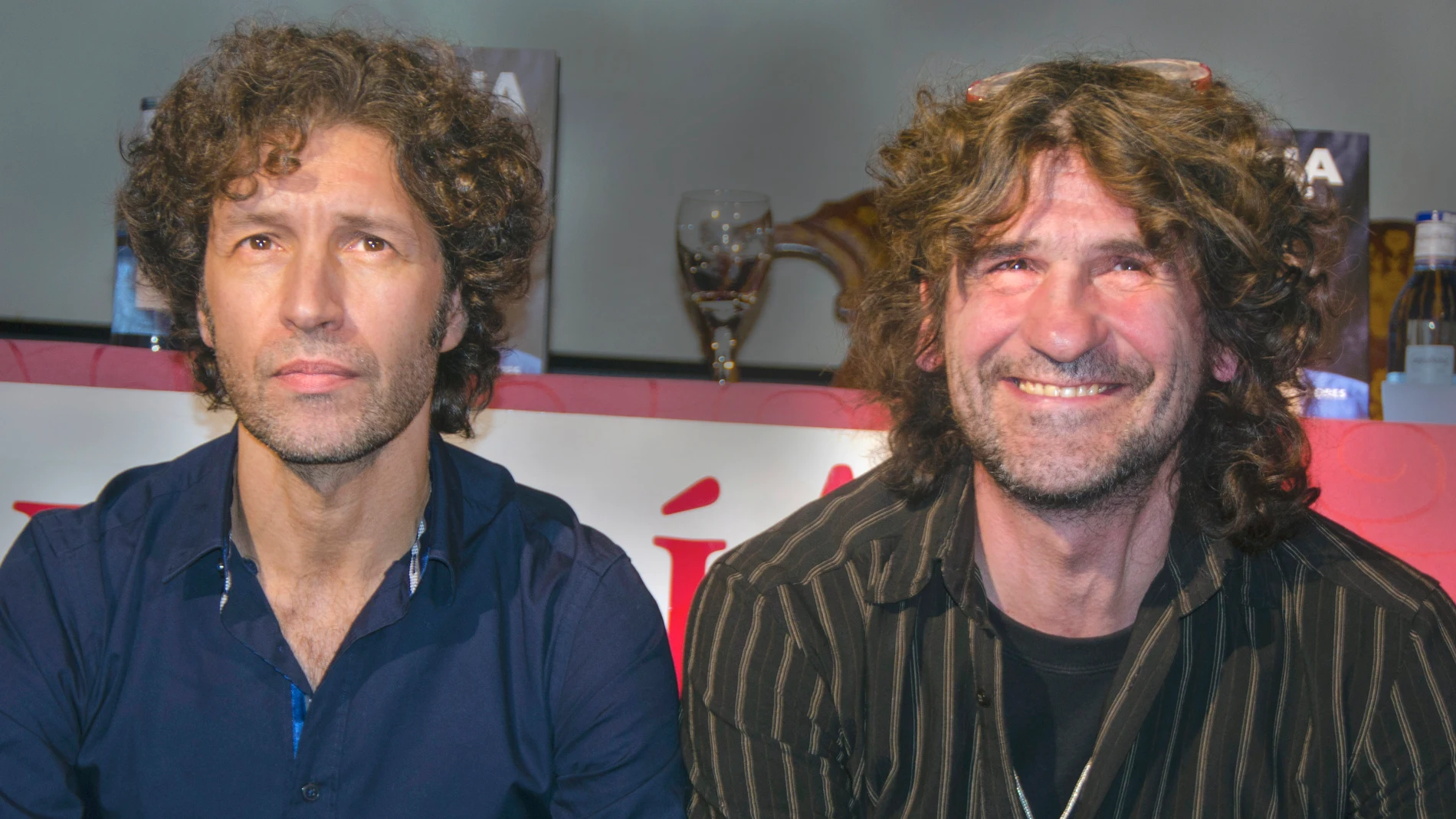 A la izquierda, Javier Menéndez Flores, autor de «Extremoduro. De profundis», junto al ex guitarrista de la banda, Iñaki «Uoho» Antón