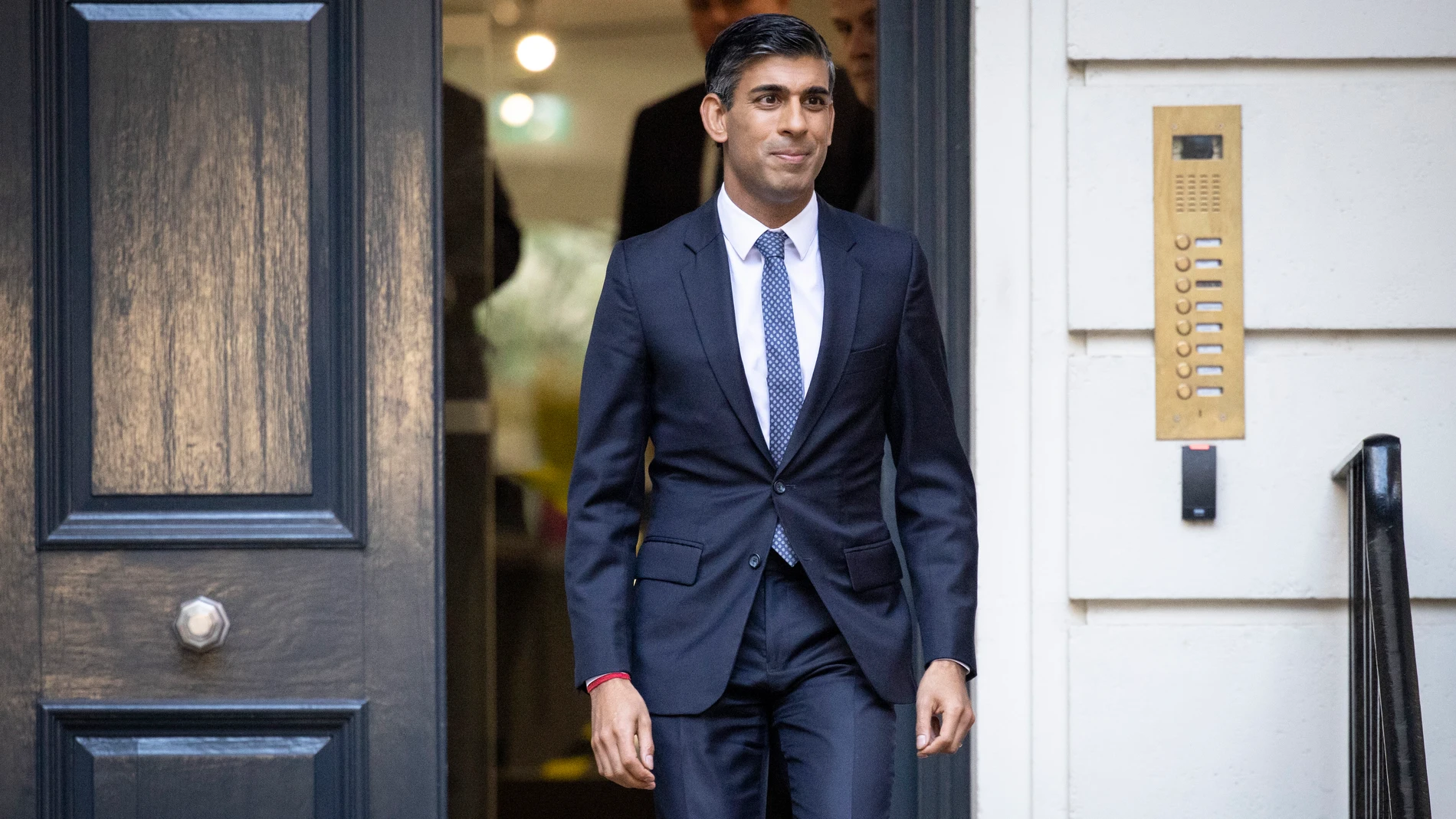El nuevo líder "tory", Rishi Sunak, abandona la sede del partido