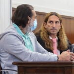 El acusado de decapitar a un amigo en octubre de 2020, M.J.M.B. (i), acompañado de su abogado, durante el juicio que ha comenzado hoy en la Audiencia Provincial de Huelva. EFE/Julián Pérez